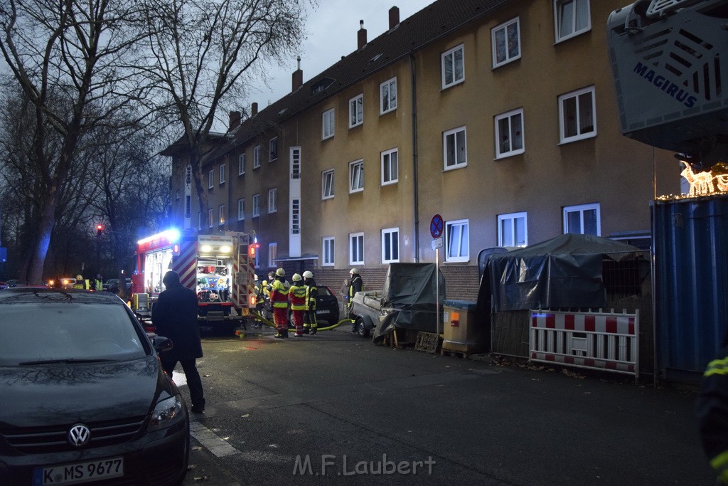 Feuer 2 Y durch Weihnachtsbaum  Koeln Ehrenfeld Alpenerstr P10.JPG - Miklos Laubert